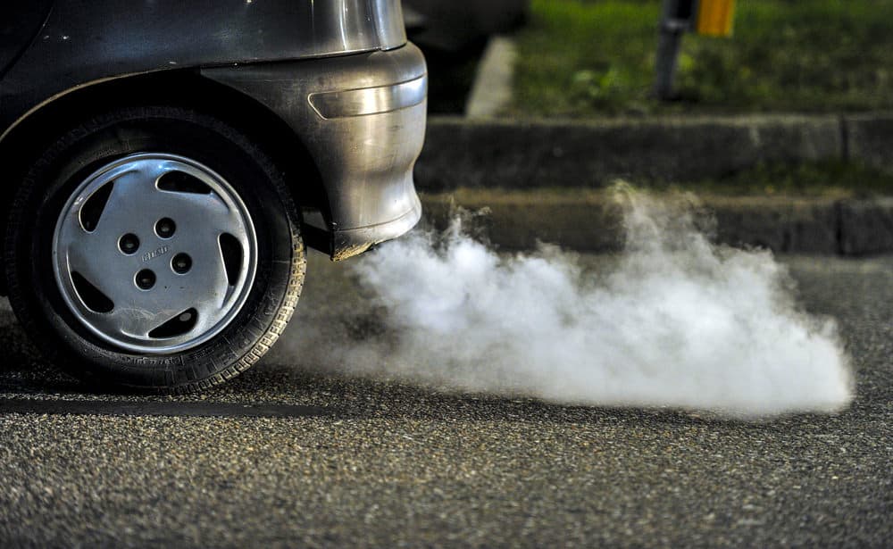 为什么你的车怠速时闻起来像废气的5个原因